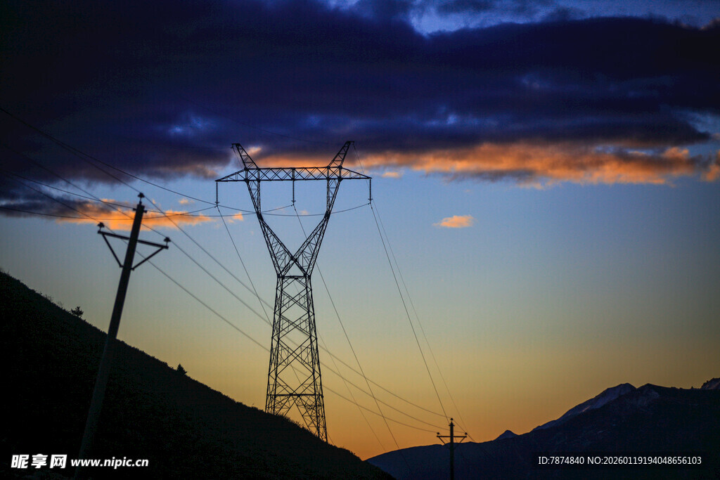 黄昏下的高压输电塔