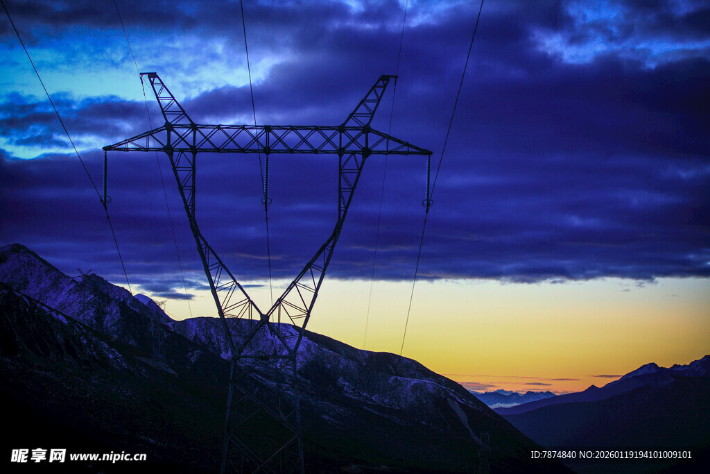黄昏下的高山输电塔