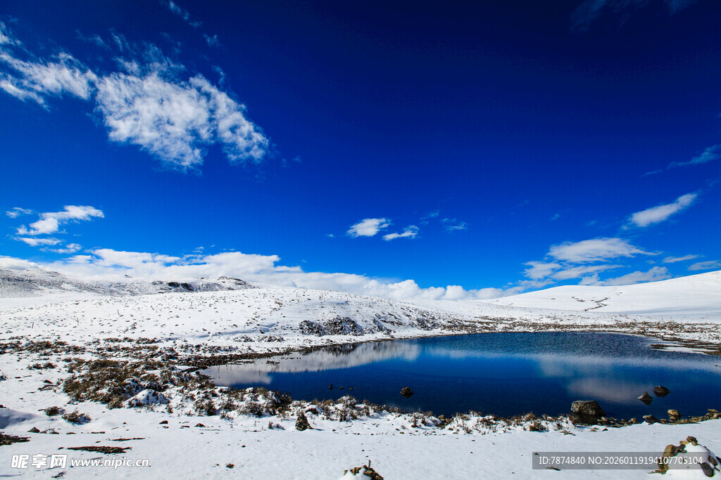 雪山下的静谧湖泊