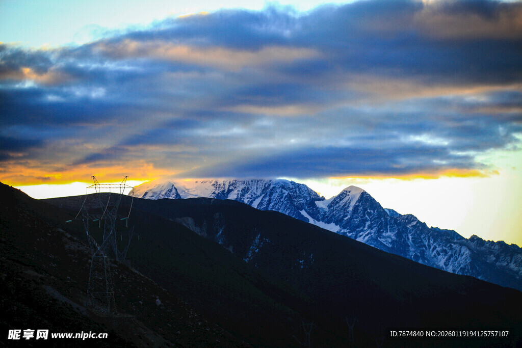 壮丽山巅的绚烂霞光