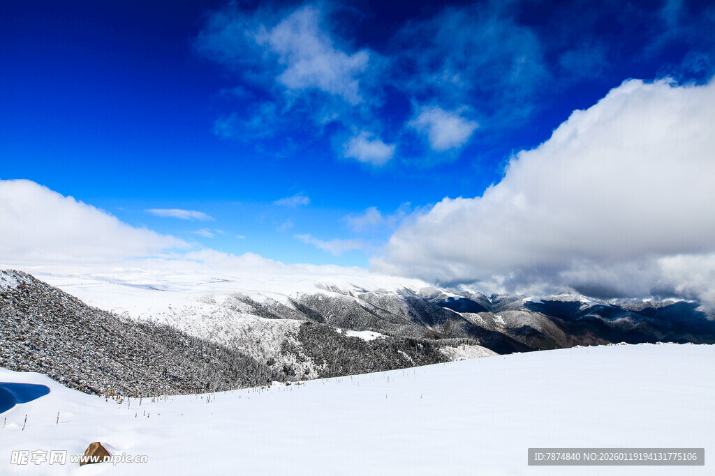雪山蓝天壮丽自然景观