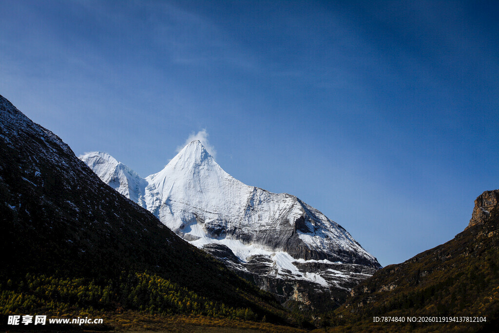 巍峨雪山壮丽山景