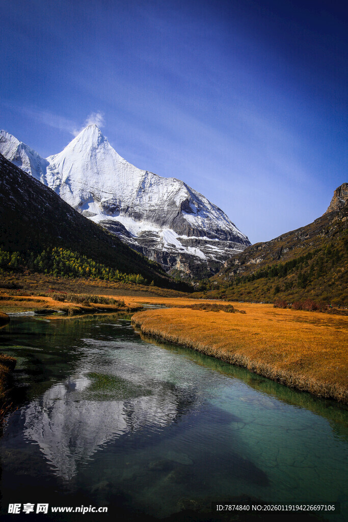 雪山下的宁静海子