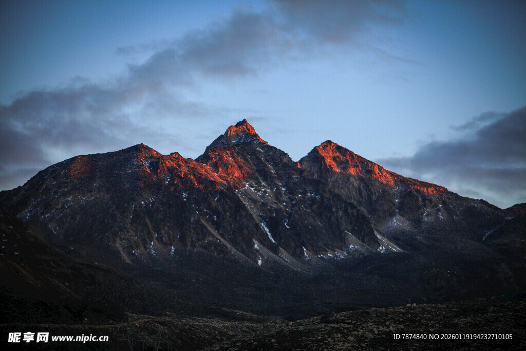 夕阳下的壮丽山峰