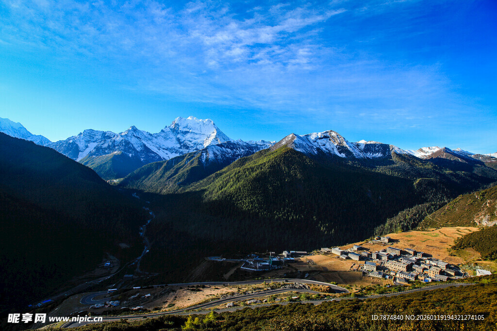 雪山下的美丽山谷村落