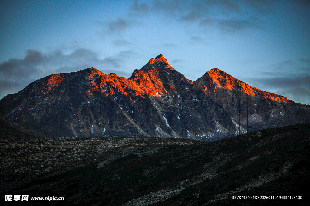 夕阳下的壮丽山峰