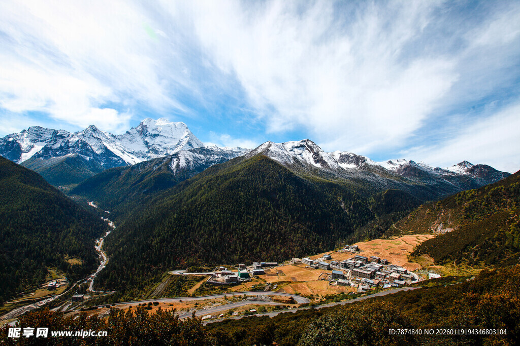 雪山下的山谷村落美景