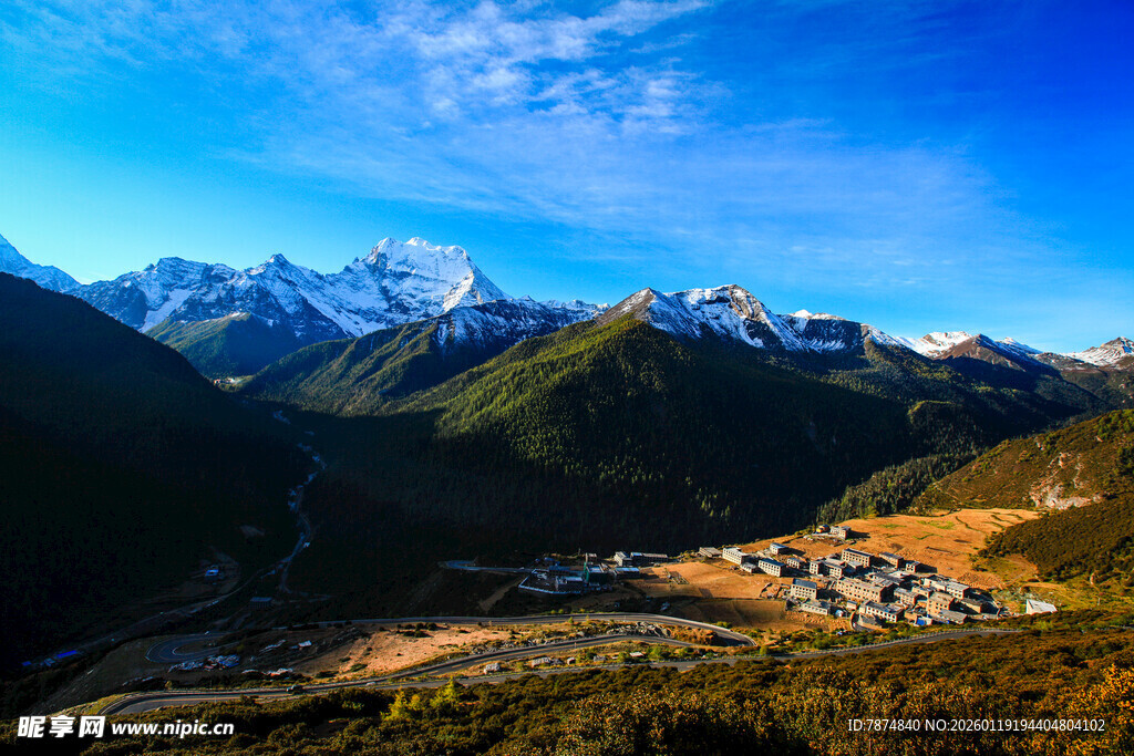 壮丽雪山下的山谷村落