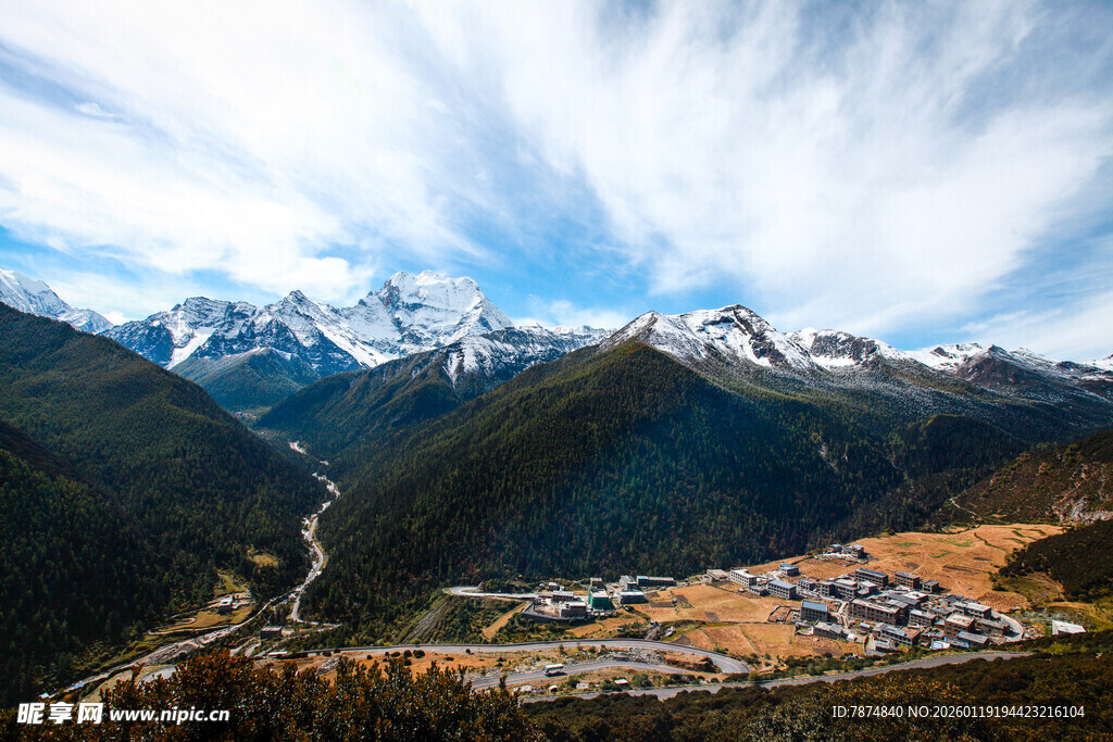 雪山下的山谷村落美景