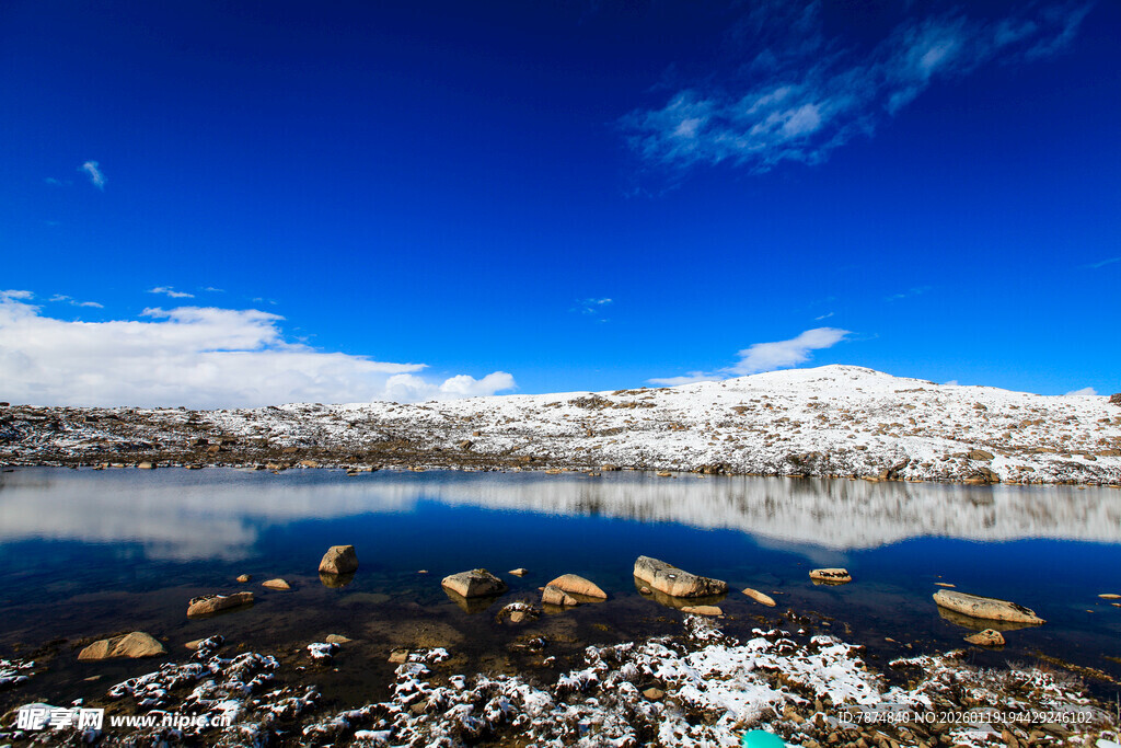 雪山下的宁静湖泊美景