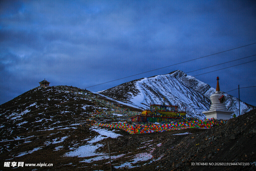雪山暮色中的彩色经幡
