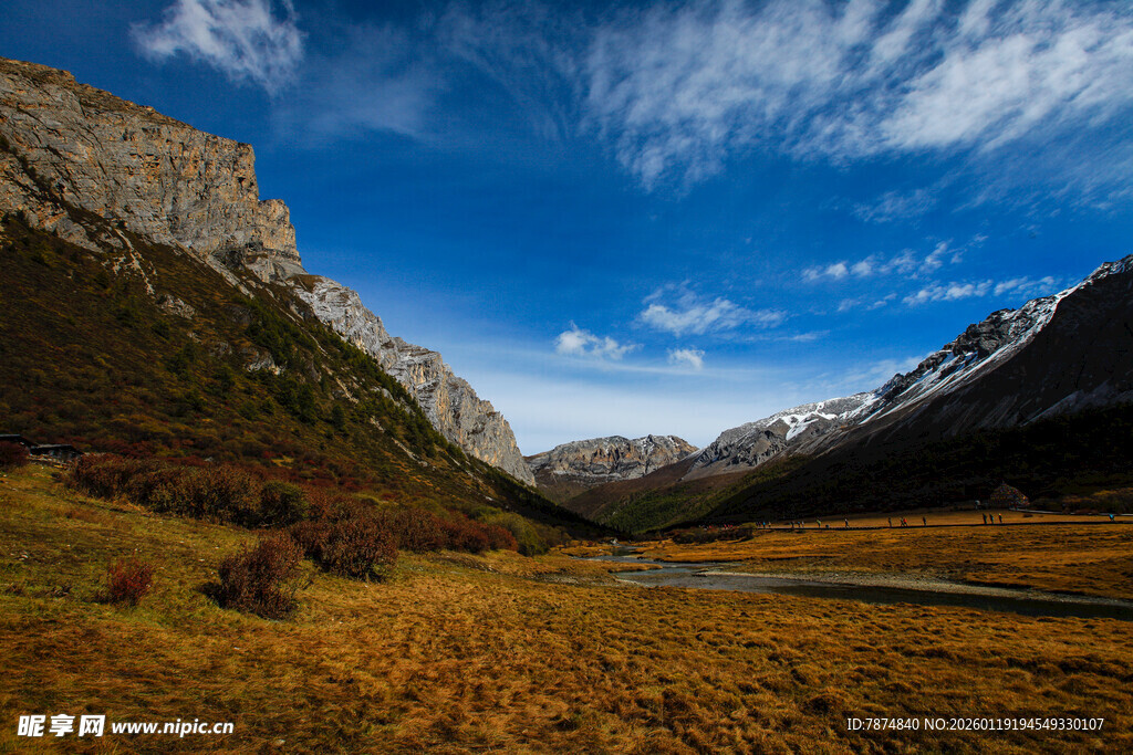 山间美景 蓝天白云映草地