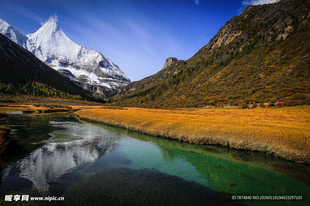 雪山下的碧绿湖泊美景