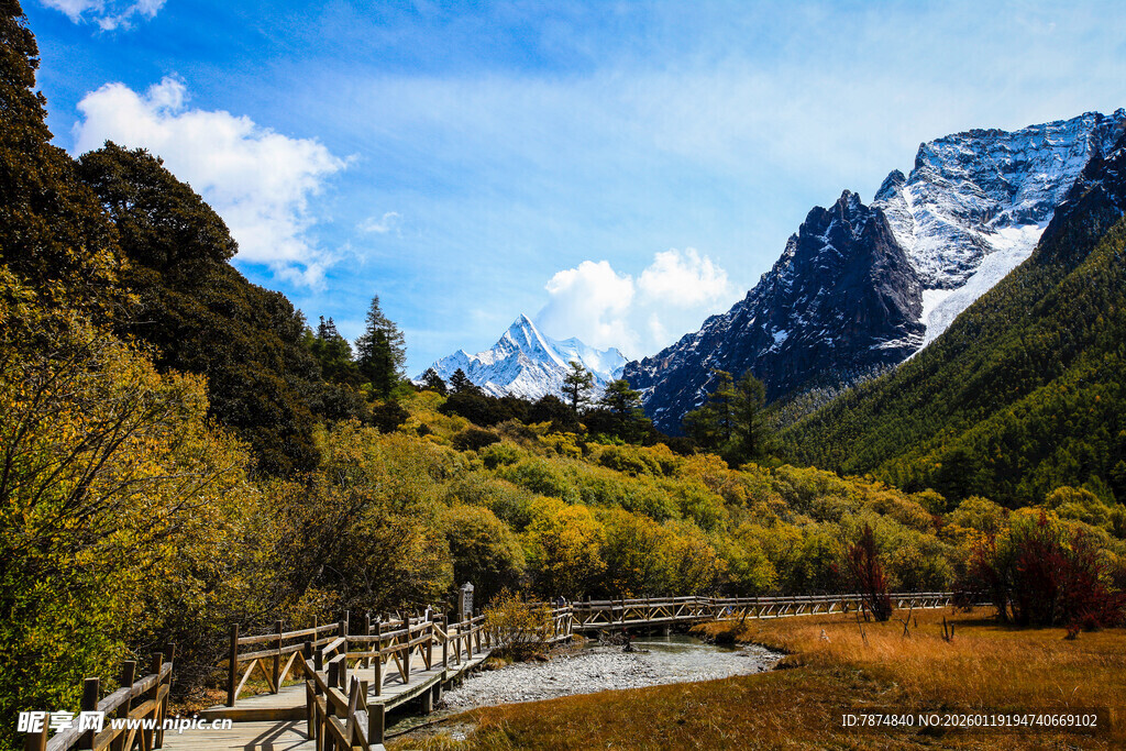 秋日山间木栈道美景