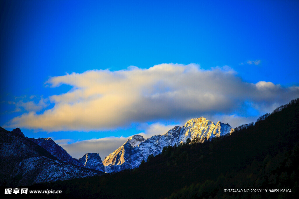 壮丽山景与天边云彩