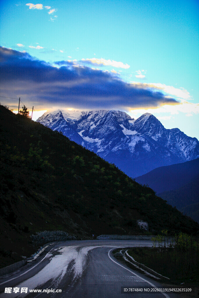 蜿蜒公路旁的壮丽雪山