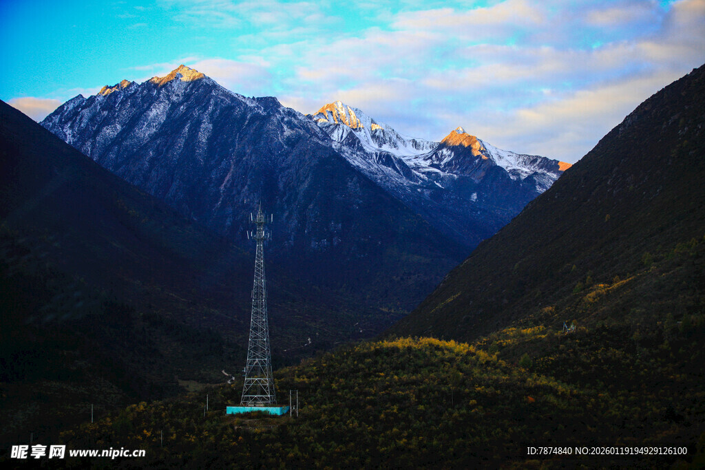 山间缆车穿梭壮丽美景