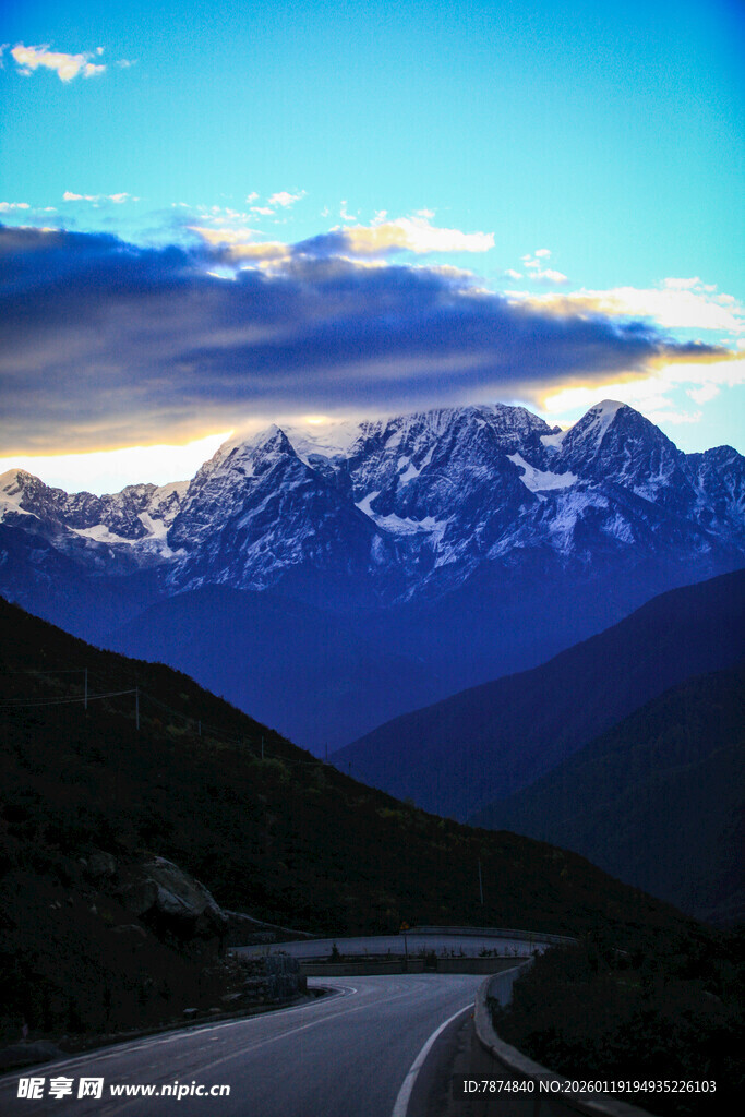 蜿蜒公路旁的壮丽雪山