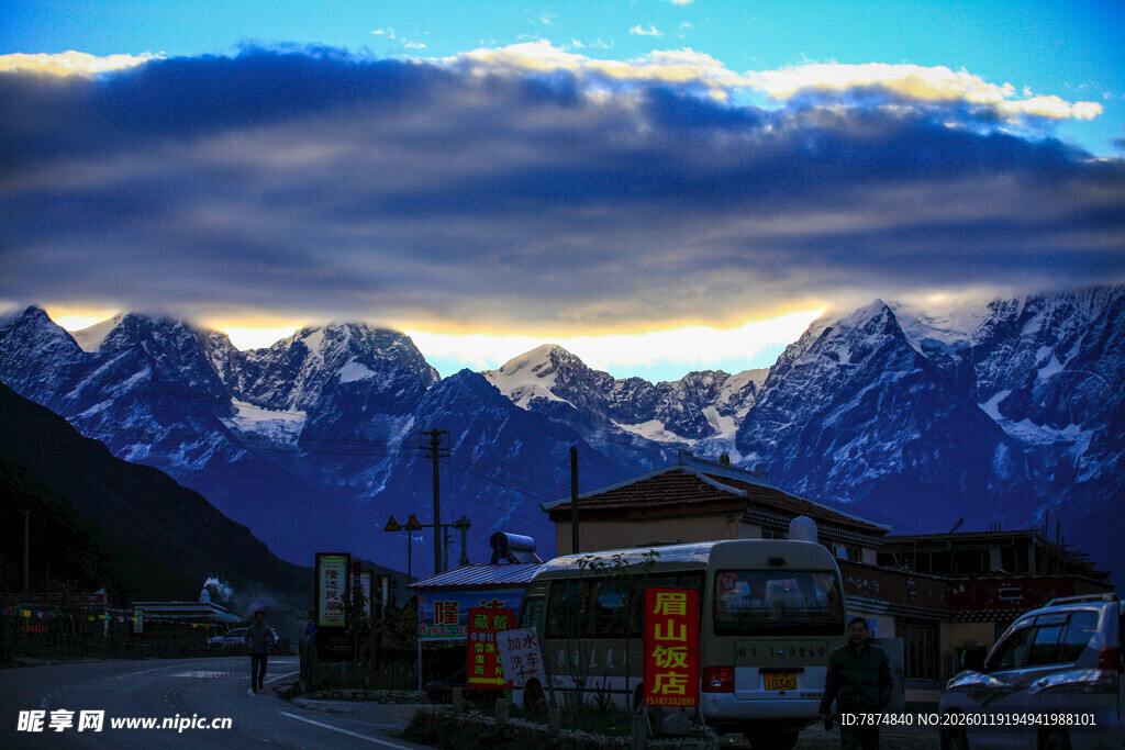 雪山下的村落美景