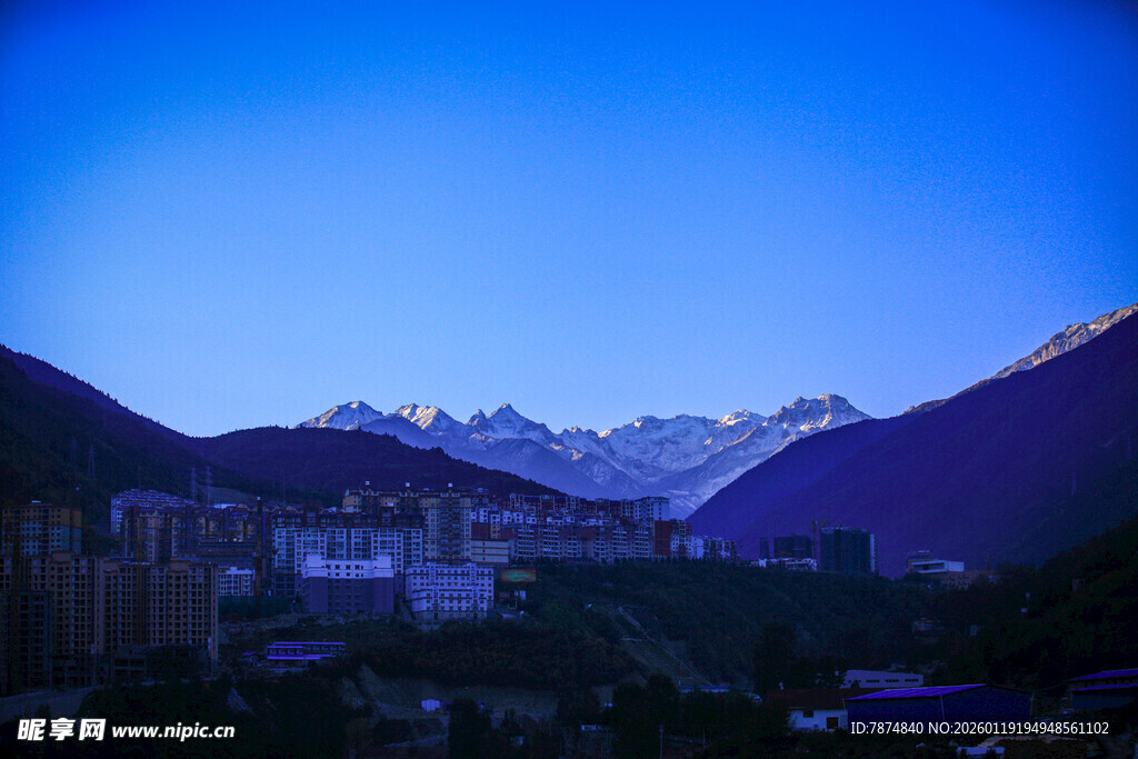 山间村落与远处雪山美景