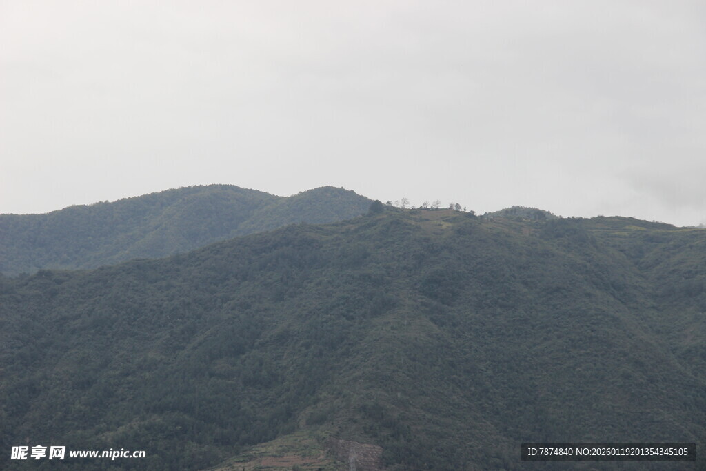 山峦叠翠的自然景致