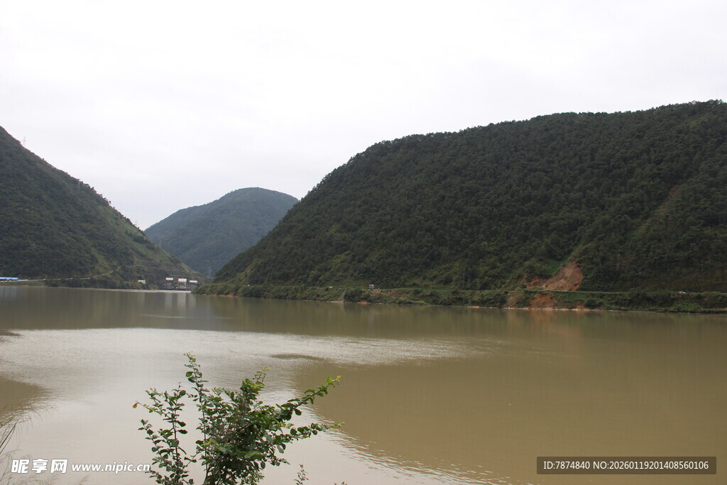 山水相依的宁静江河景色