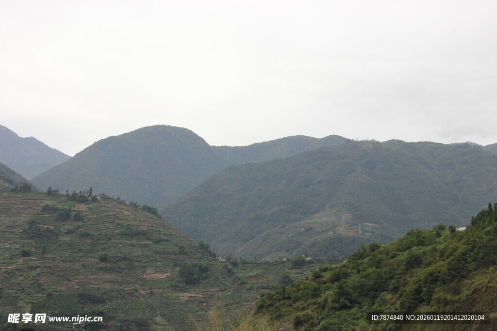 青山连绵的自然景致