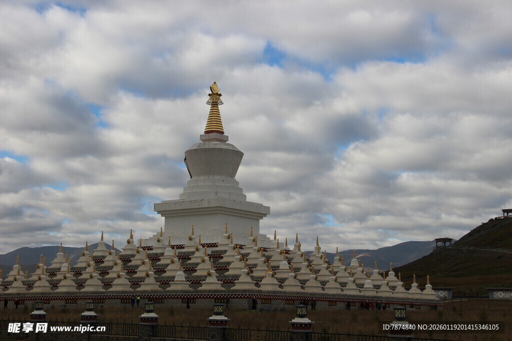 白塔群立于蓝天白云之下