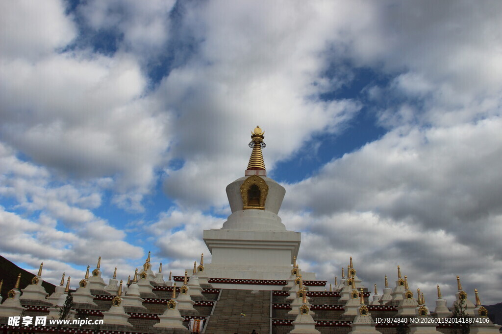 蓝天白云下的白塔景观