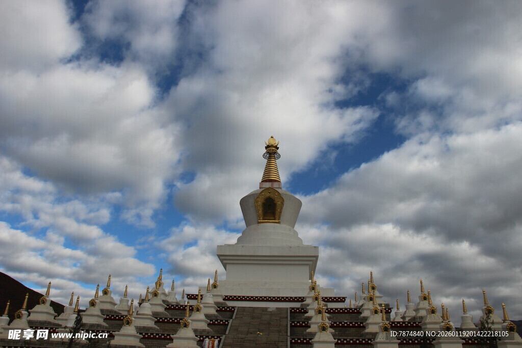 蓝天白云下的白塔景观