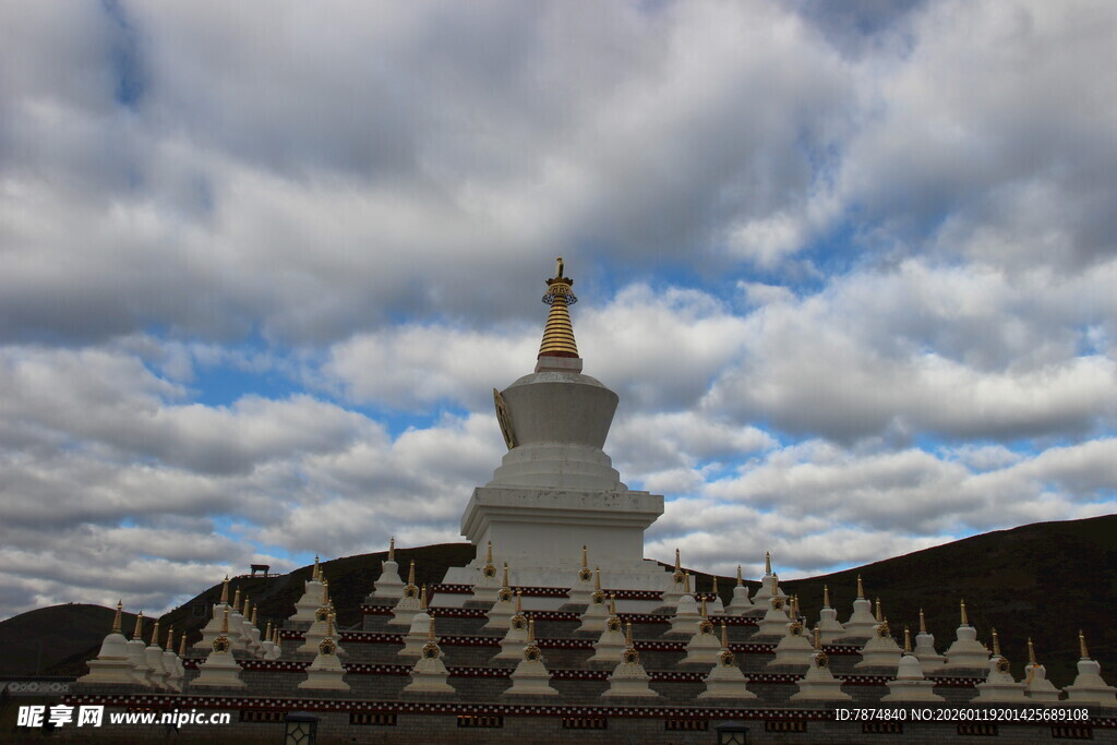白塔群立于蓝天白云之下