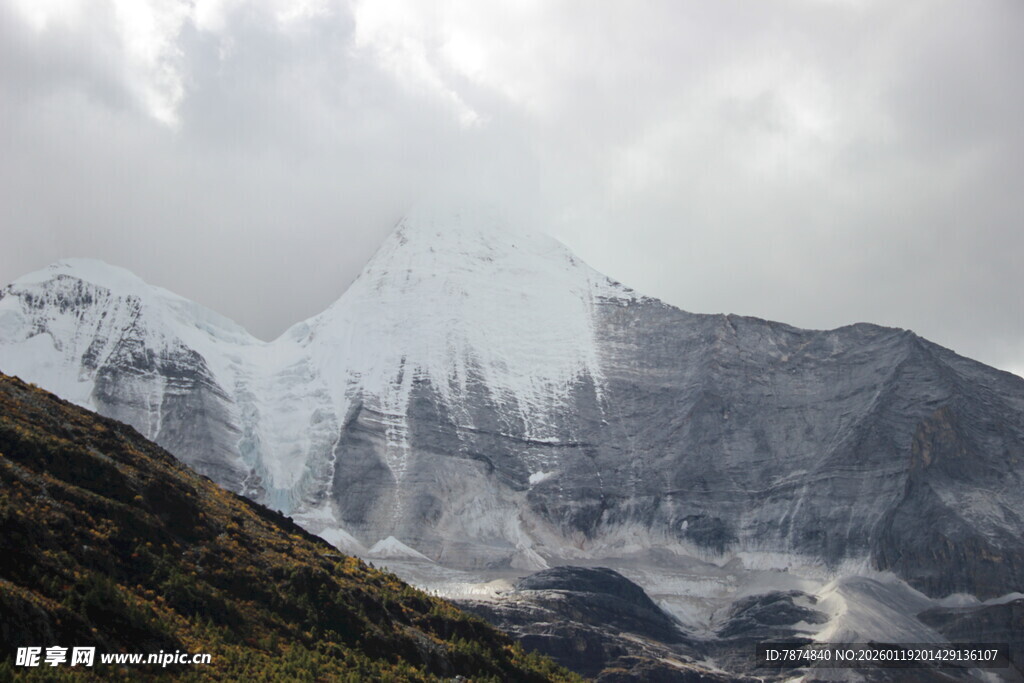 云雾缭绕中的壮美雪山