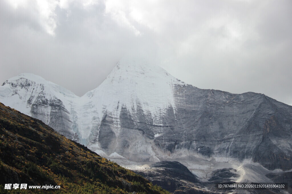 巍峨雪山壮丽景致
