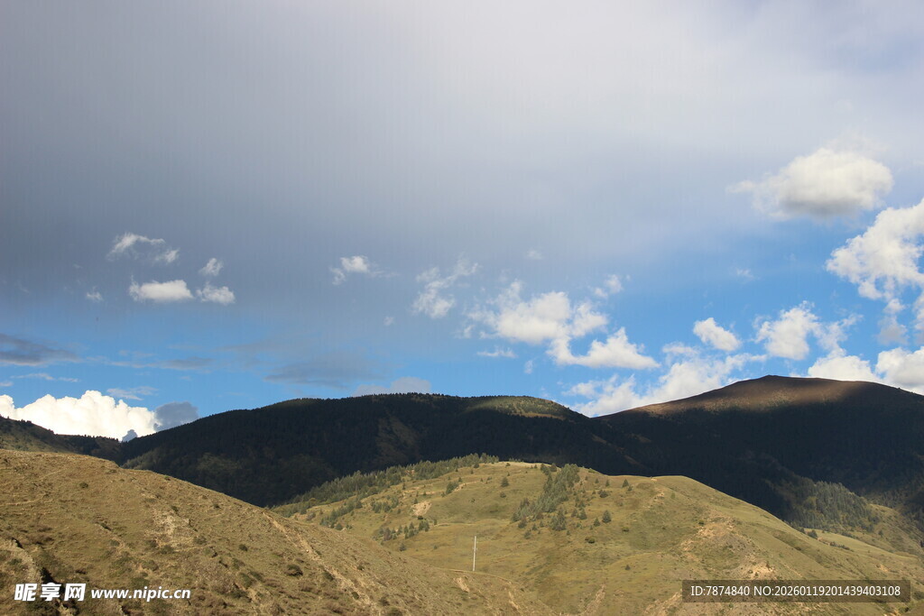 蓝天白云下的连绵山峦