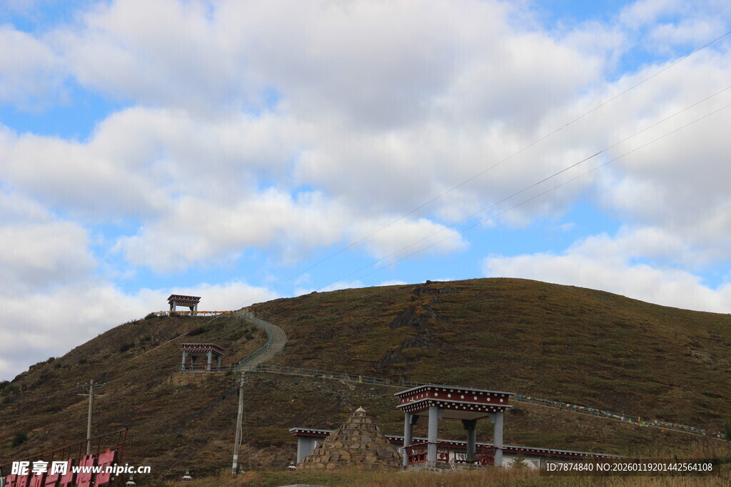 山间小屋与蜿蜒山路
