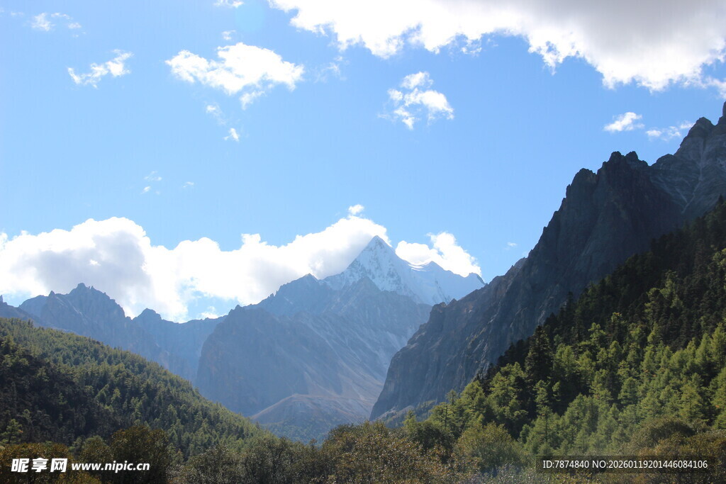 壮丽山景 蓝天白云下的巍峨