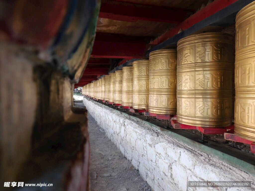 传统酒坊中的排列整齐酒桶