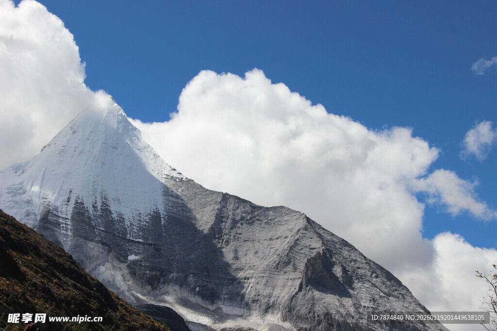 巍峨雪山伴蓝天白云