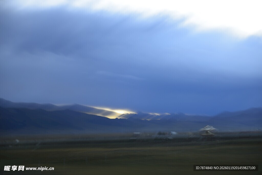 草原上的云隙光美景