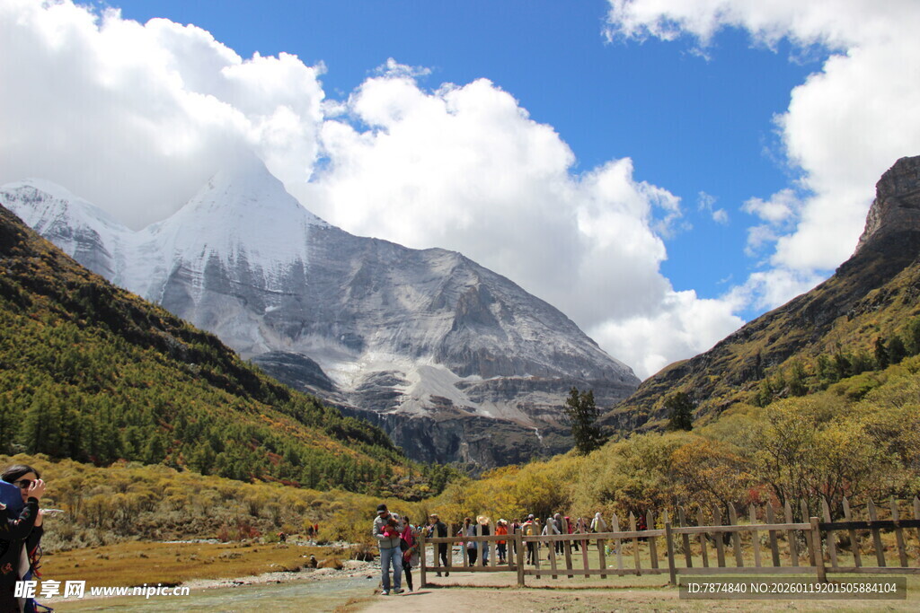 山间美景 游人漫步赏风光