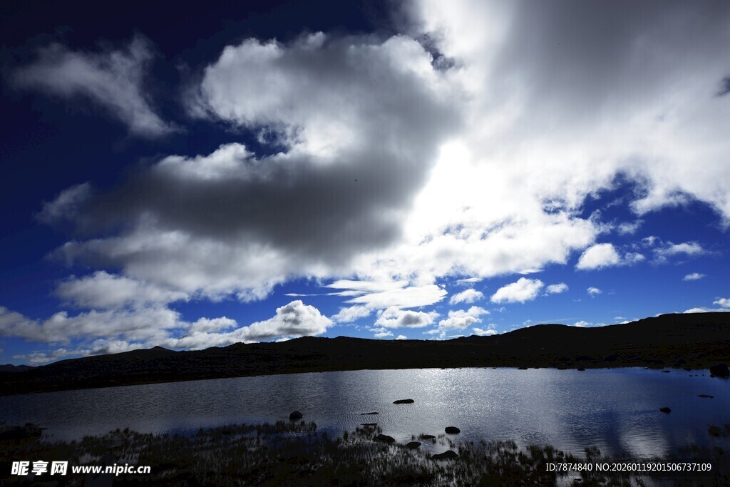 湖畔蓝天 云影悠然