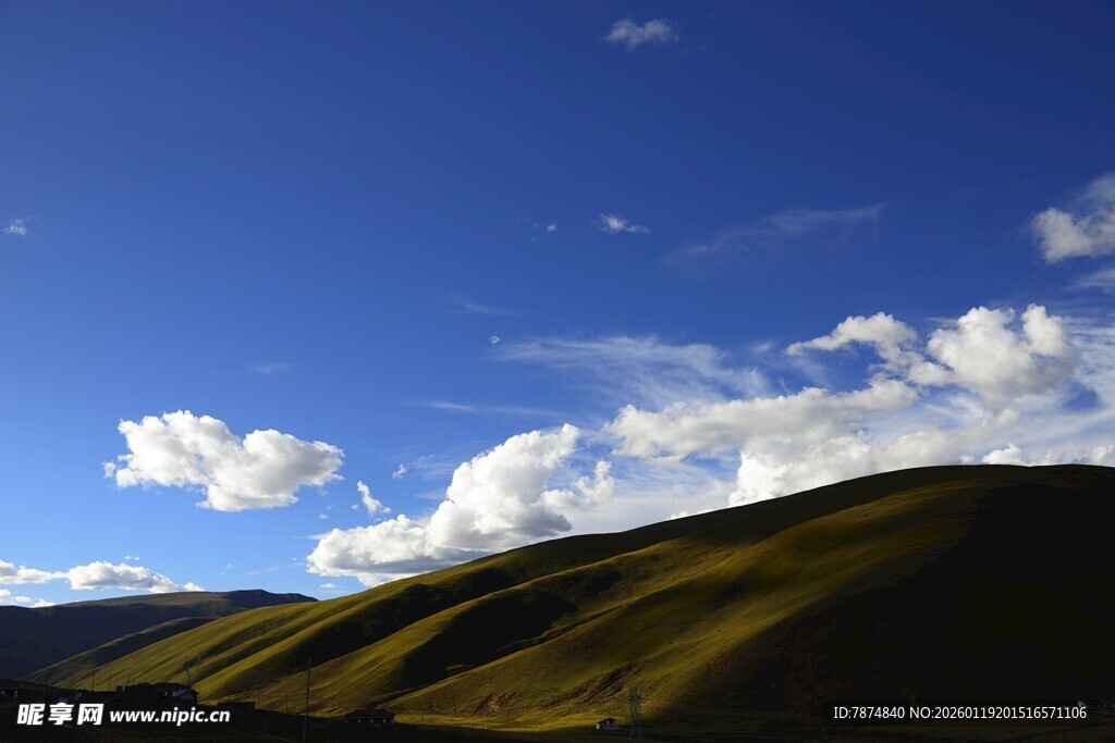 蓝天青山间的美丽景致