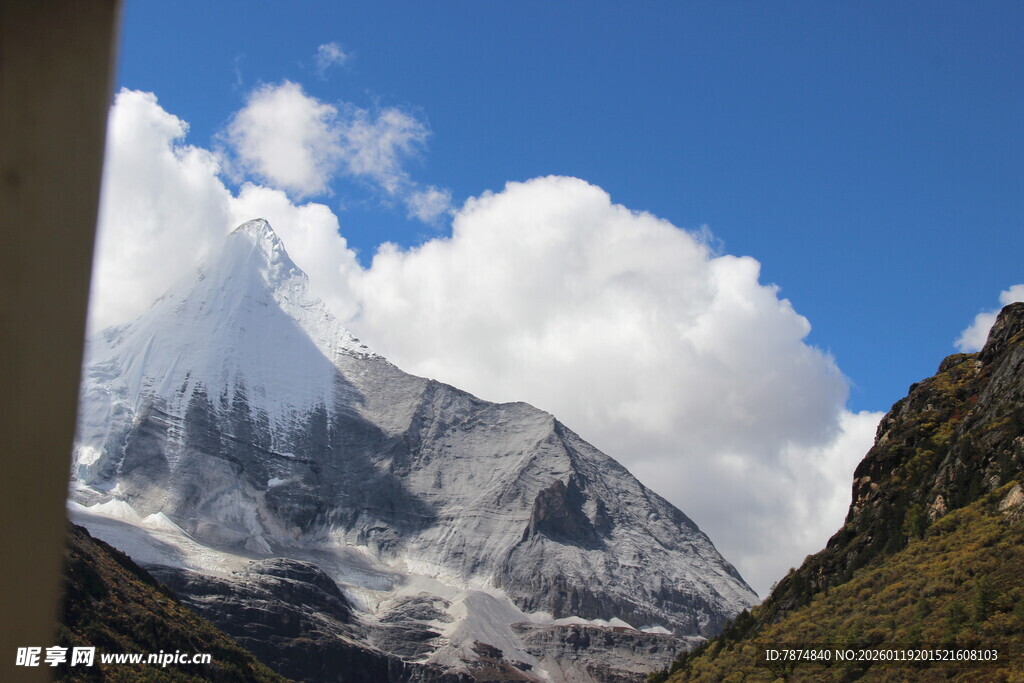 壮丽雪山与蓝天白云美景