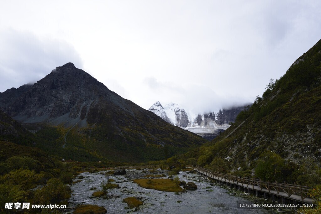山间溪流旁的壮丽山水景