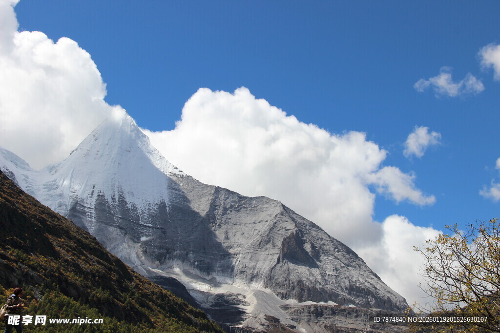 壮丽雪山蓝天白云美景