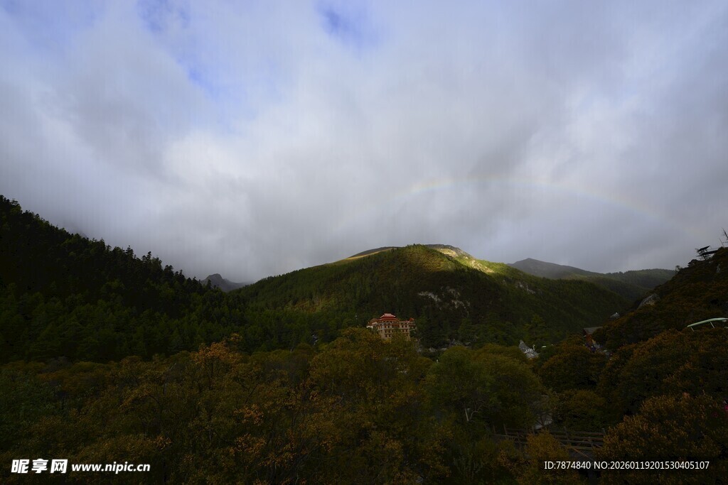 云雾缭绕的山间景色