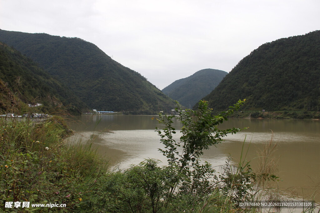 山水相依的秀丽河谷景色