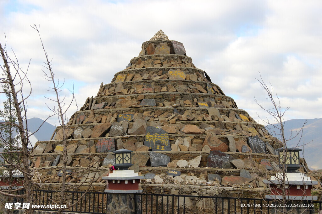 神秘壮观的藏式石经堆