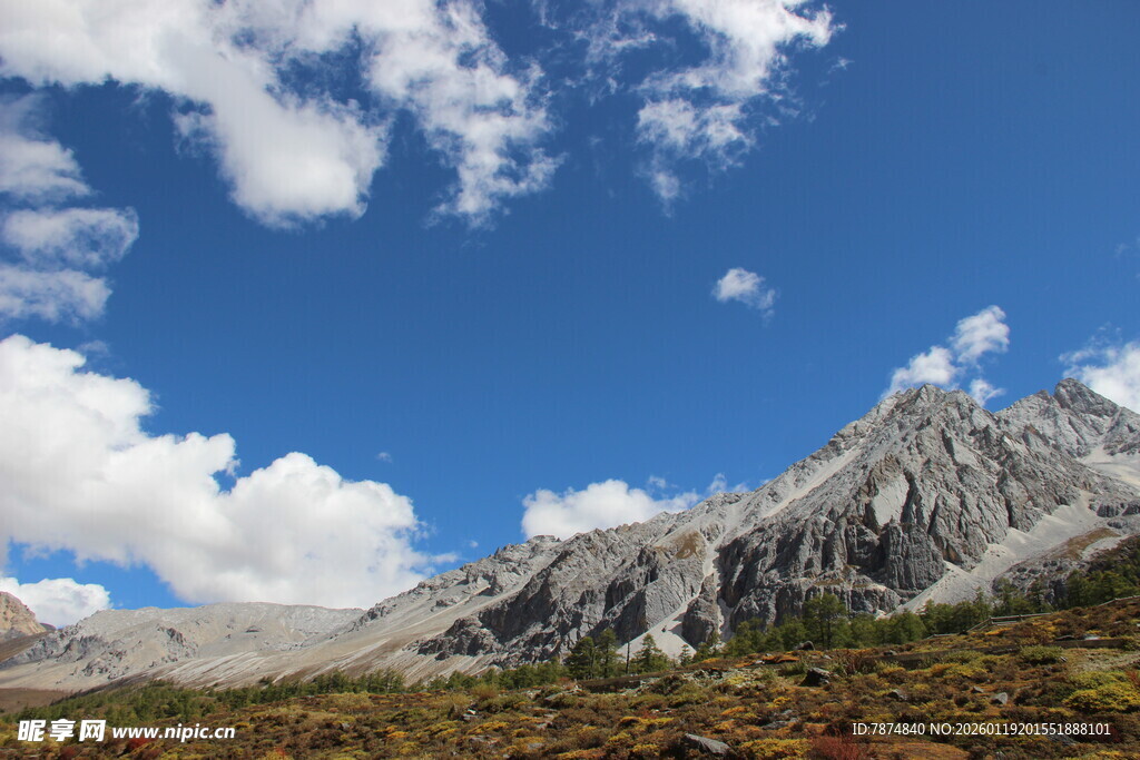 雪山蓝天白云壮丽风光