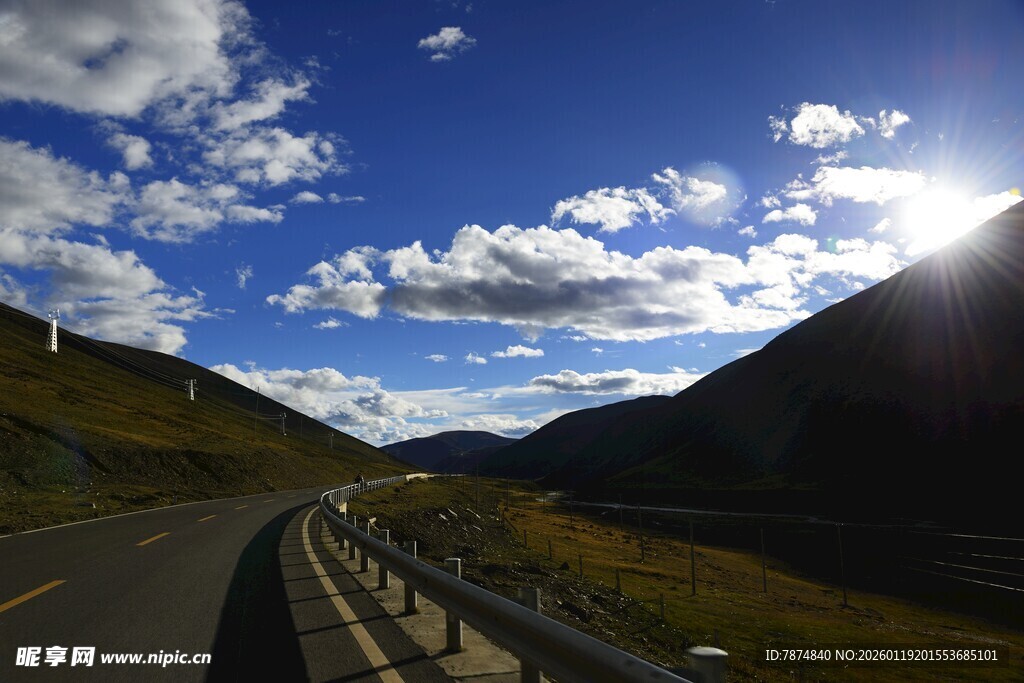 公路伸向远方的壮美风景